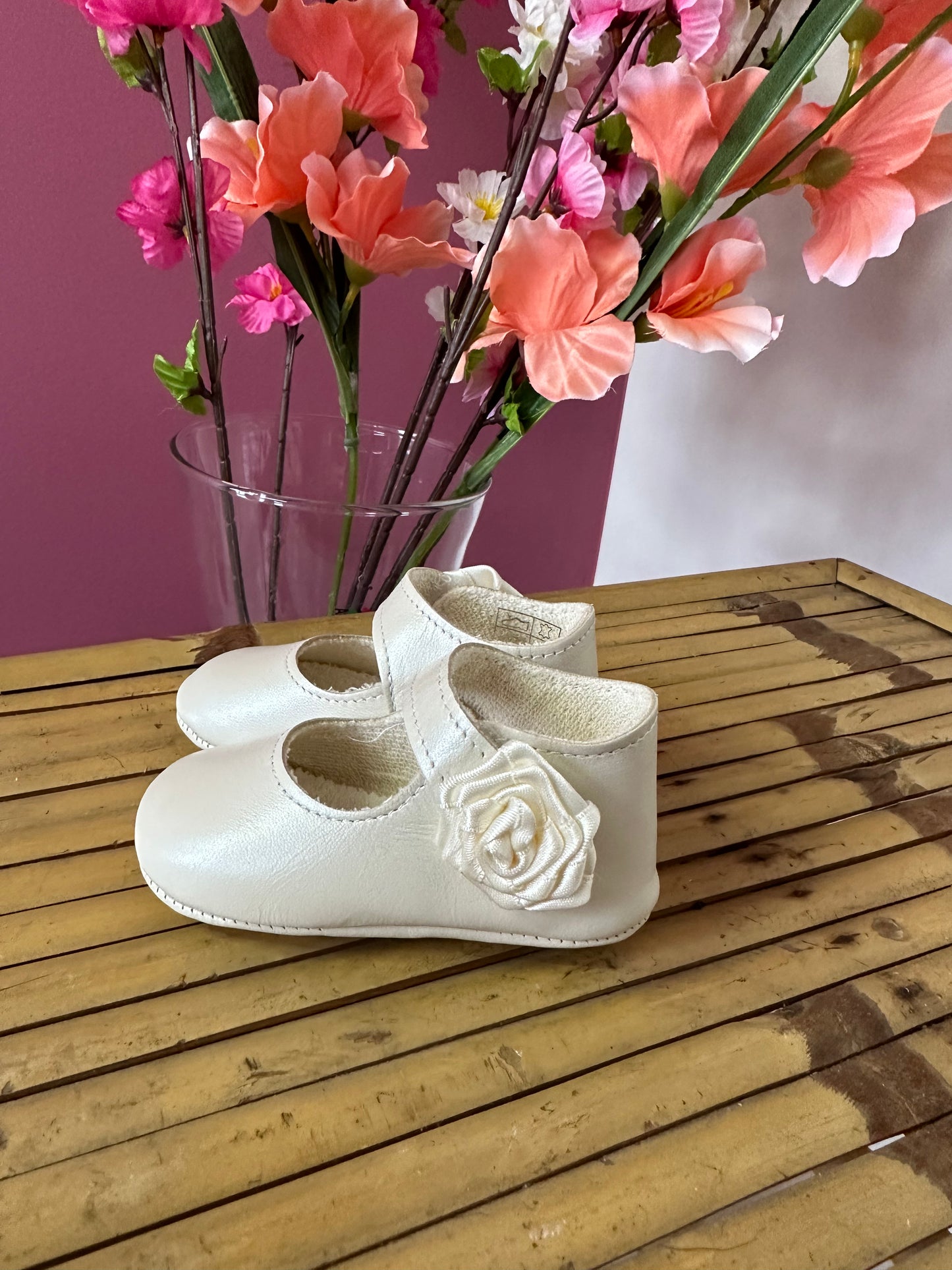 Leren baby schoentjes met bloem beige