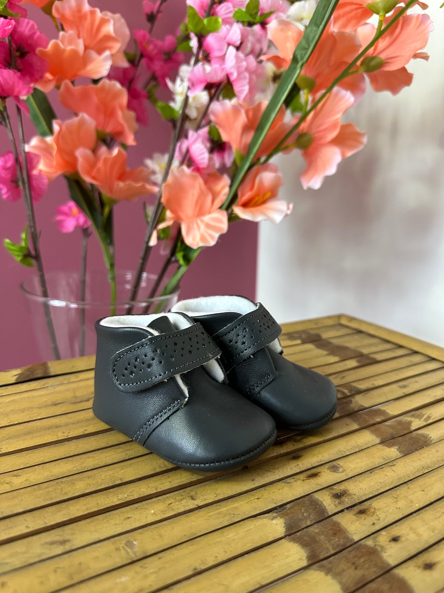 Zapatitos de bebé en piel suave Gris Oscuro - Cuquito