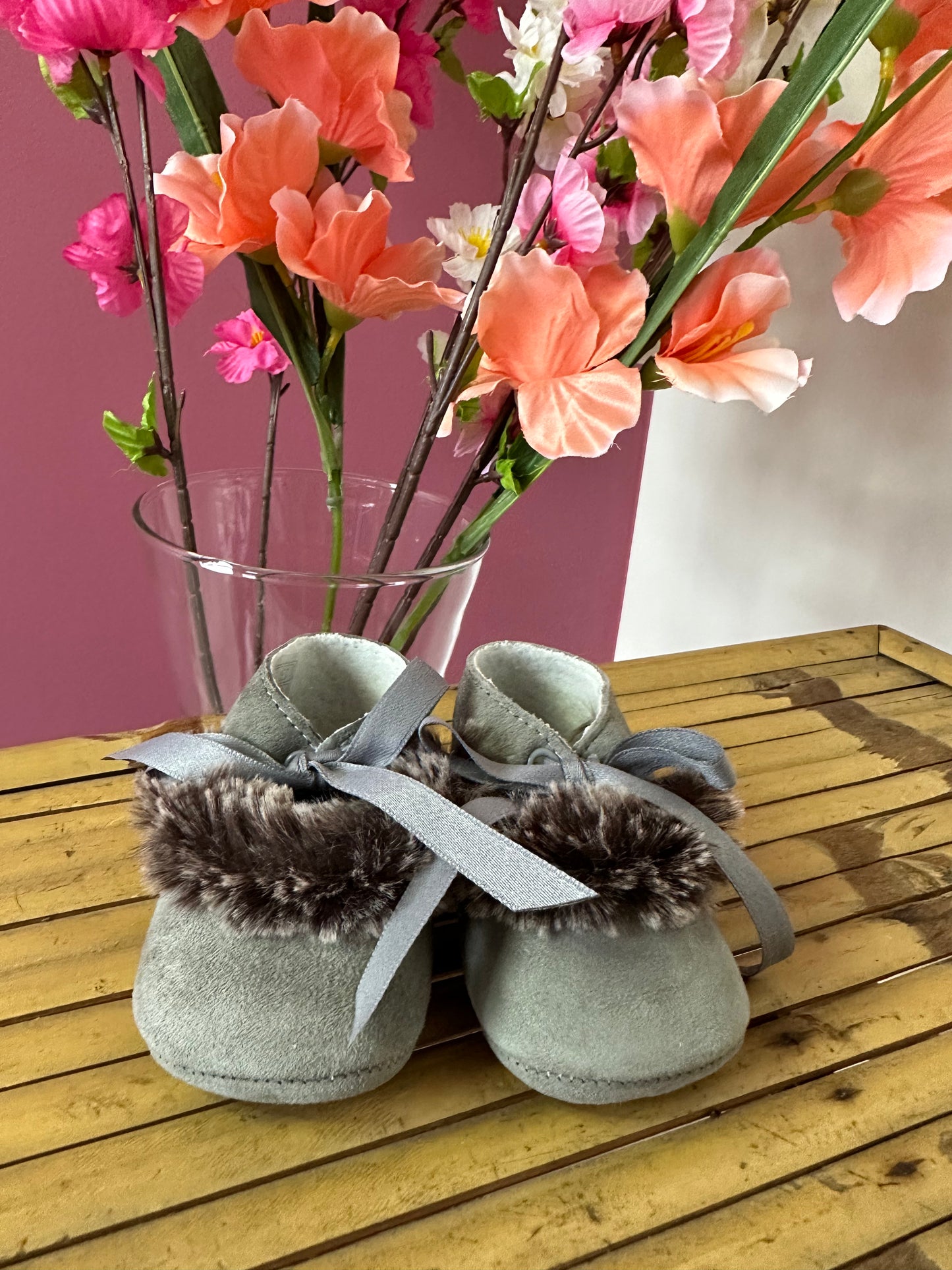 Zapatitos de bebe con pelo Gris- Cuquito