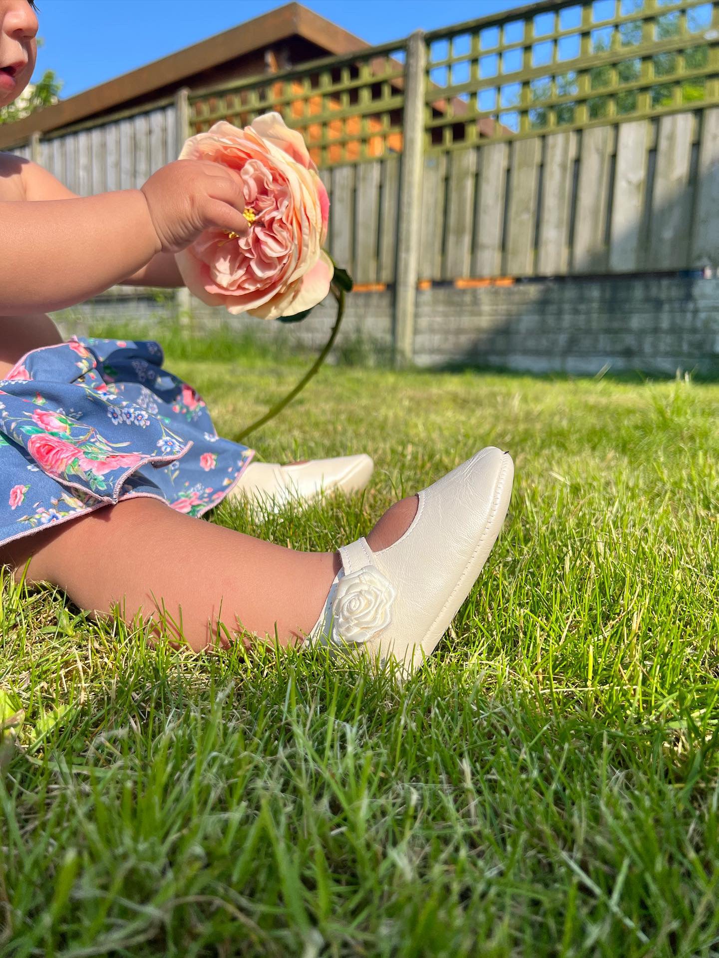 Leren baby schoentjes met bloem beige