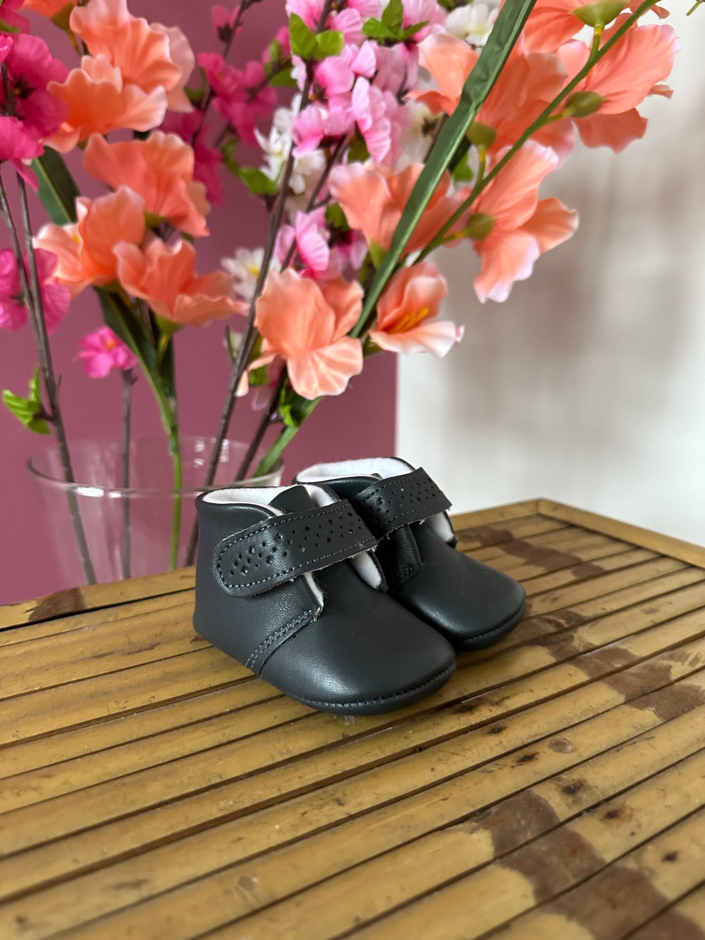 Zapatitos de bebé en piel suave Gris Oscuro - Cuquito