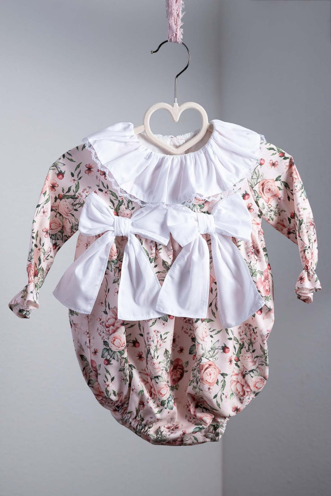 Mia bloemen romper/pakje met witte strikken
