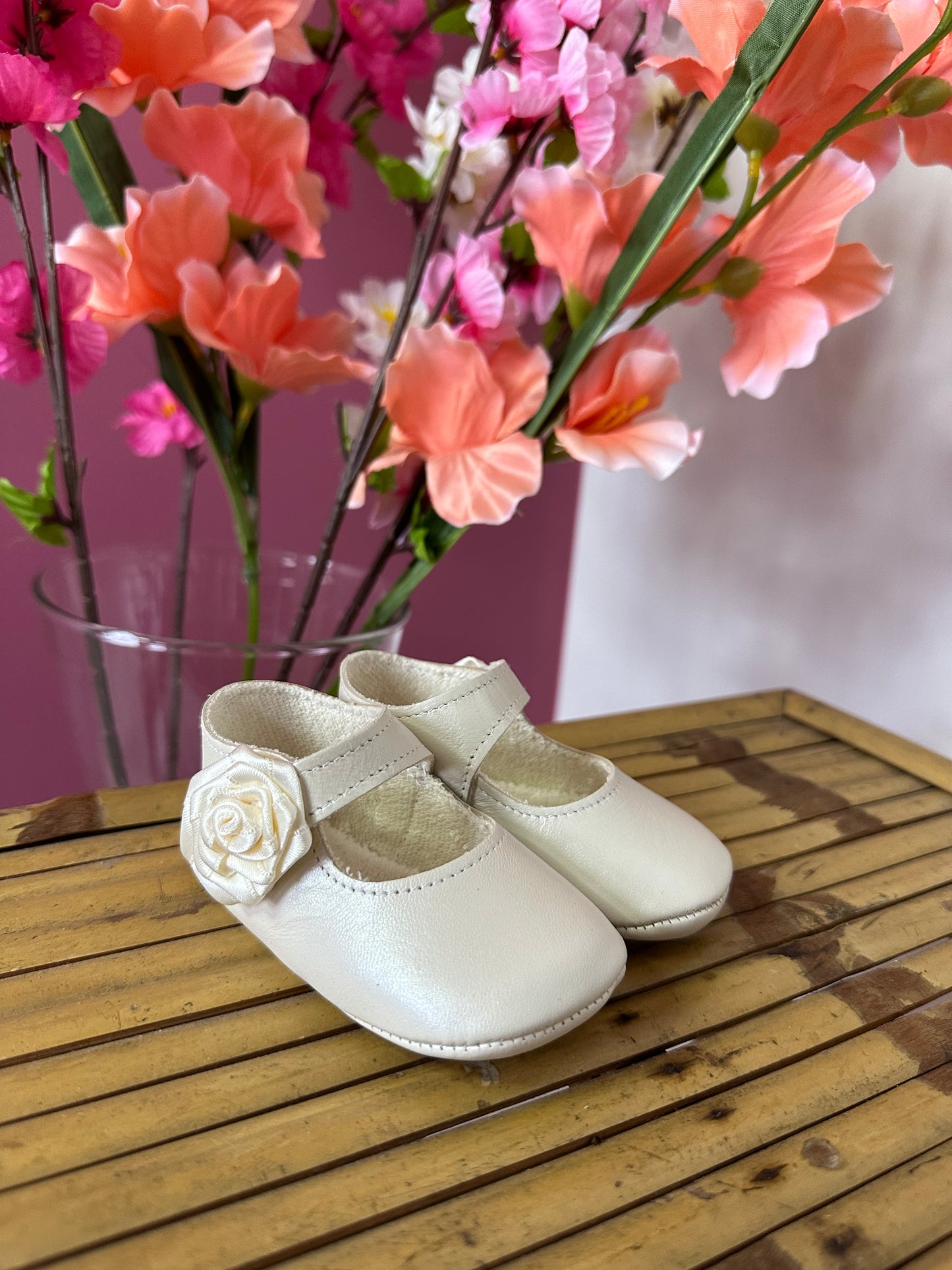 Leren baby schoentjes met bloem beige