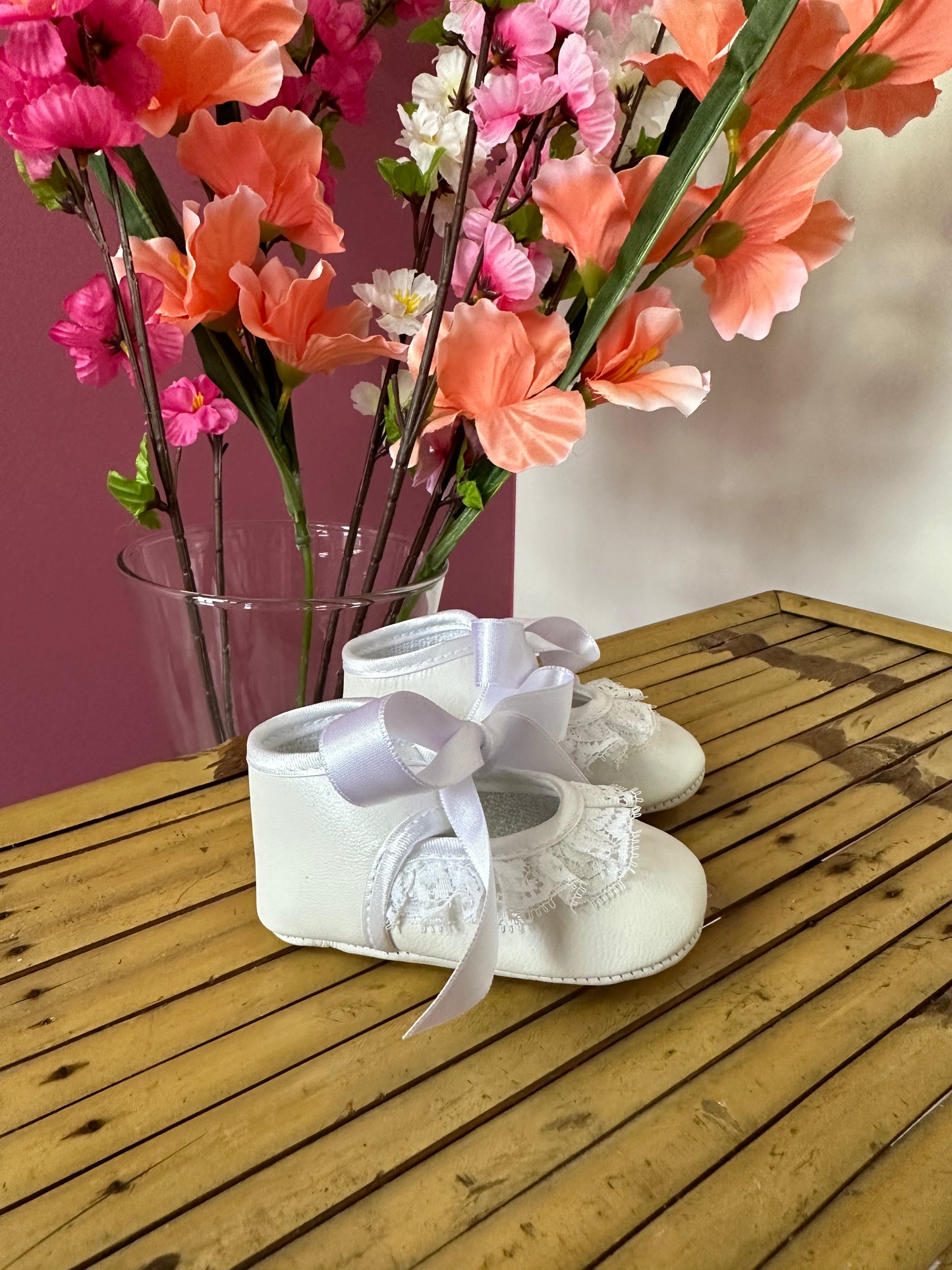 Zapatitos de bebe de piel con puntilla y lazo - Cuquito
