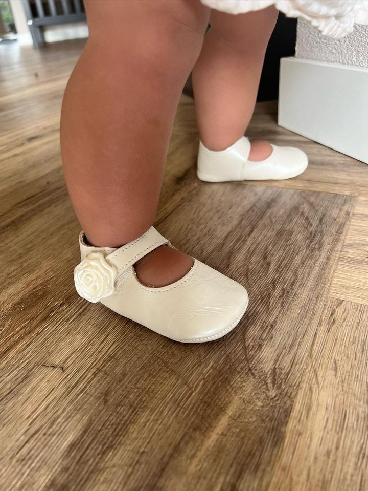 Leren baby schoentjes met bloem beige