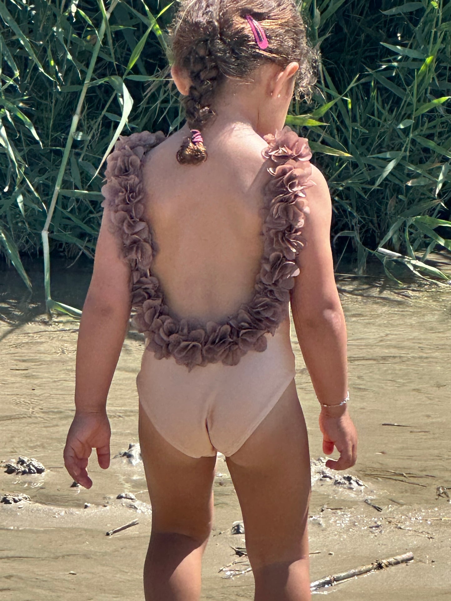 beige badpak met bloemen