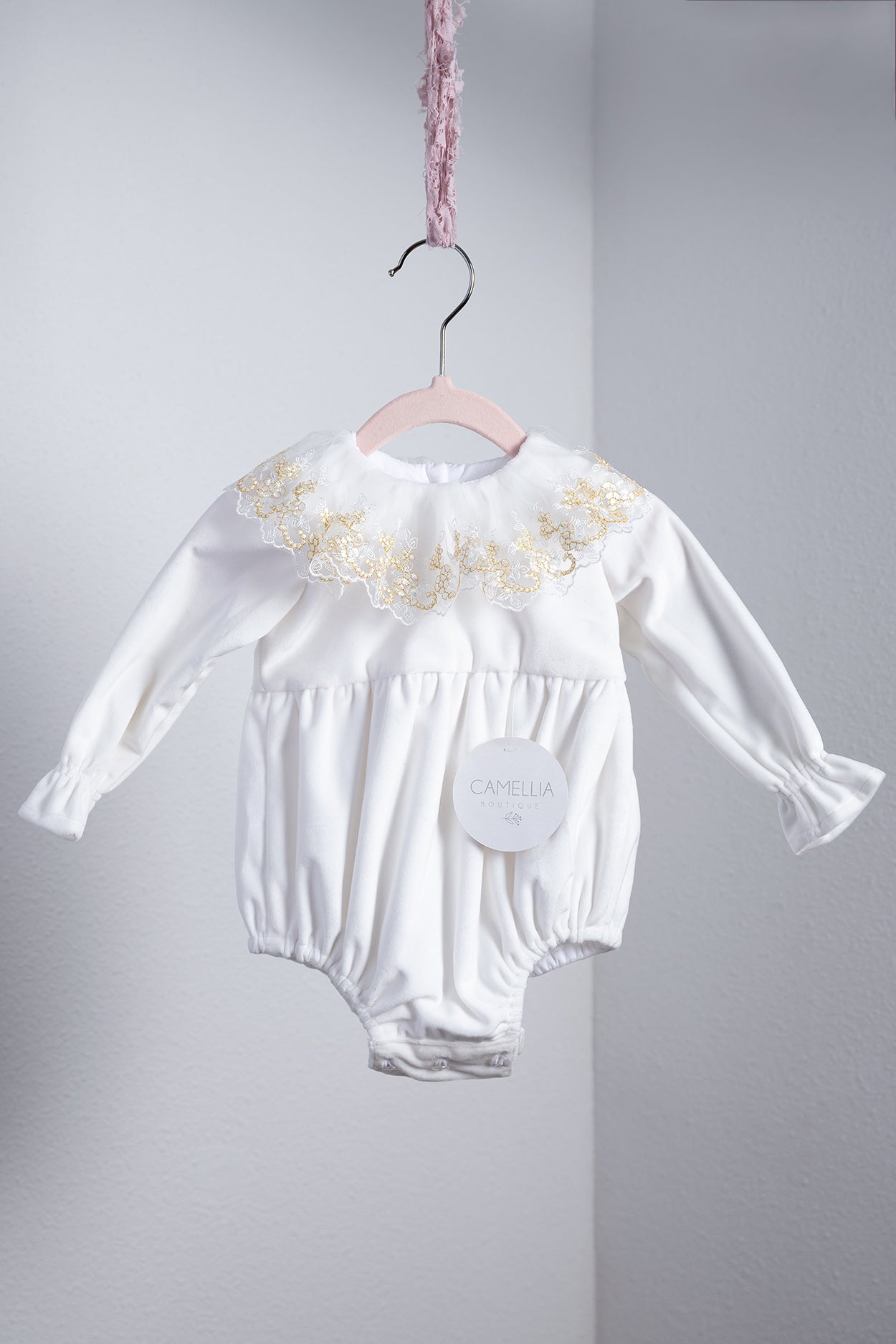 Ivoorkleurige velvet romper met gouden kanten kraag