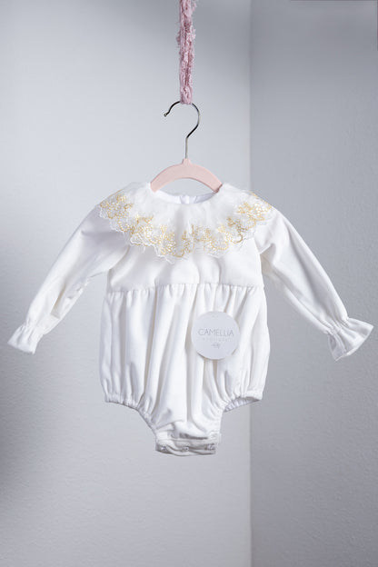 Ivoorkleurige velvet romper met gouden kanten kraag
