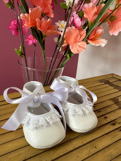 Leather baby shoes with lace and a bow - Cuquito
