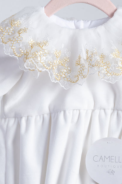 Ivoorkleurige velvet romper met gouden kanten kraag