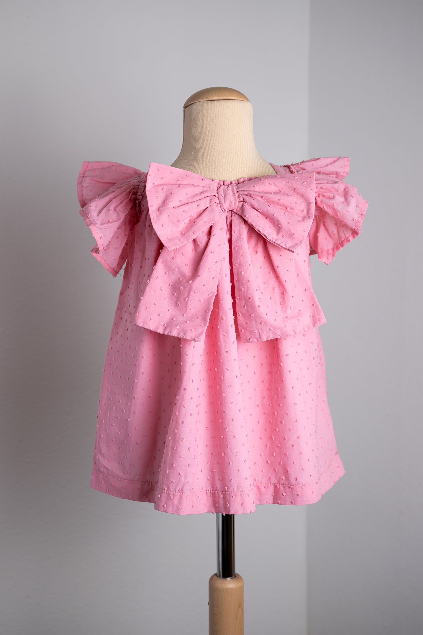 Roze jurk met grote roze strik